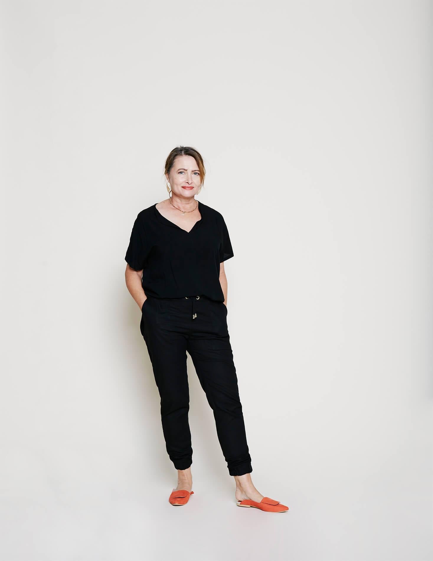 Our Black Emma Pants made from a linen rayon blend - a Classic linen pants meets tracksuit. Paired with our morning top and fold over mules